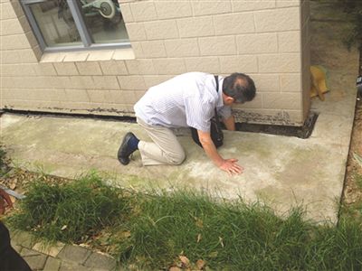 南京一小區路面下沉陷出裂縫 施工方:不影響安全 南京一小區路面下沉陷出裂縫 施工方:不影響安全