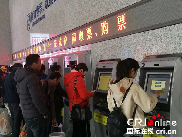 广西无纸化车票乘车开启 仍有许多乘客领取纸质车票