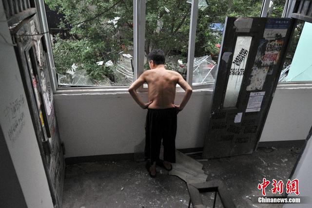 北京一餐館發生爆燃 附近居民樓高層玻璃被震碎