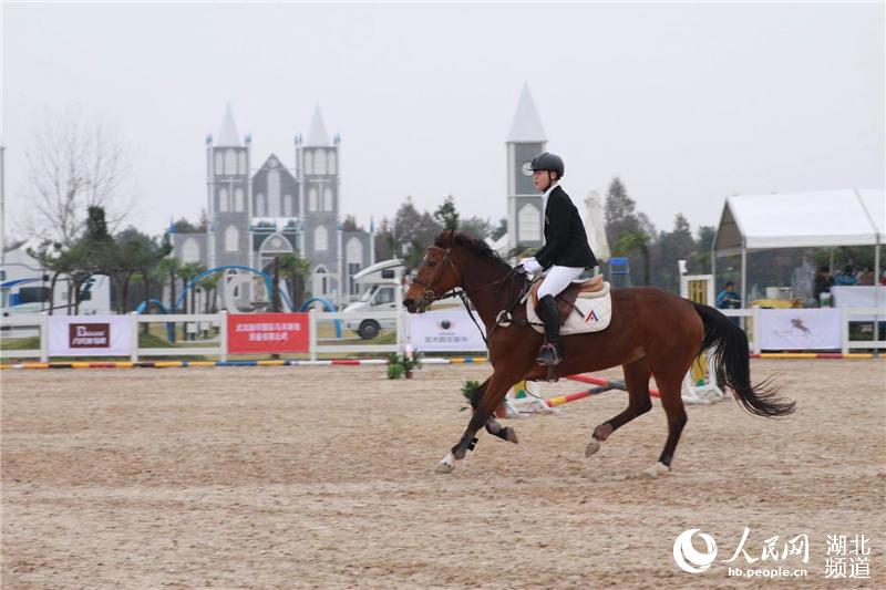 騎士策馬跨欄 湖北首場青少年馬術場地障礙賽開鑼