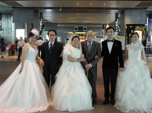 高铁化身鹊桥促成远距离恋爱 一家三代同拍婚纱照 高铁化身鹊桥促成远距离恋爱 一家三代同拍婚纱照