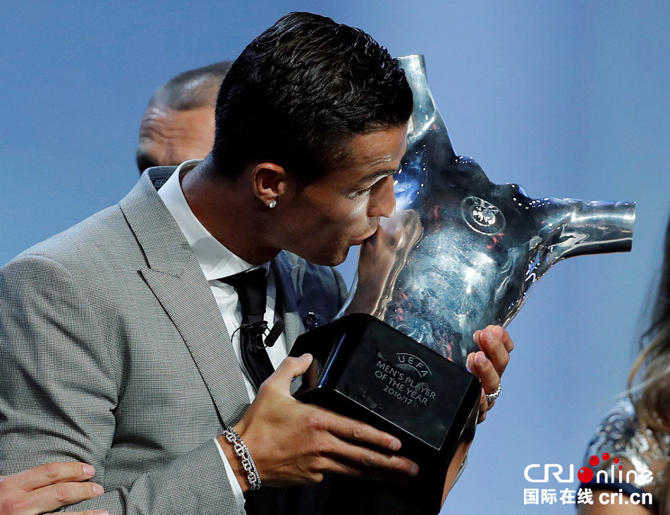 c罗力压梅西布冯蝉联欧洲最佳球员 3次获奖超梅西
