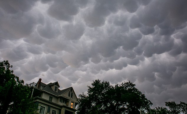 美國得州暴雨過後空中現奇異雲團 酷似UFO