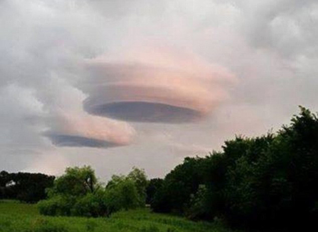 美國得州暴雨過後空中現奇異雲團 酷似UFO