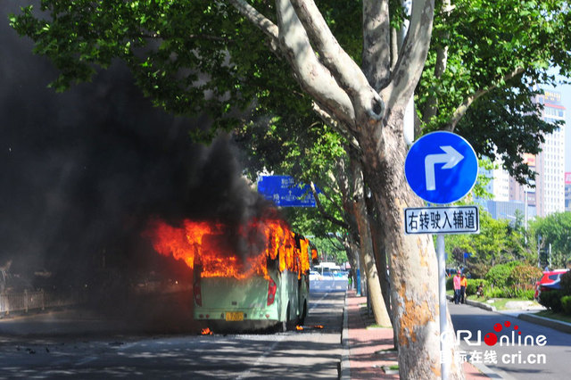 山東威海一公交車起火 大火包圍整輛公交車