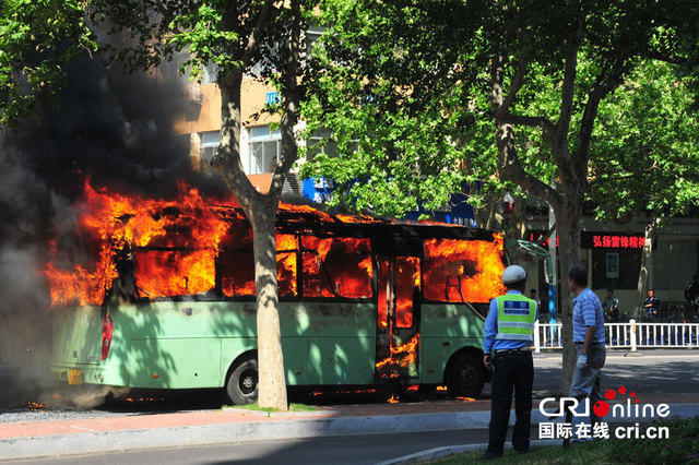 山東威海一公交車起火 大火包圍整輛公交車
