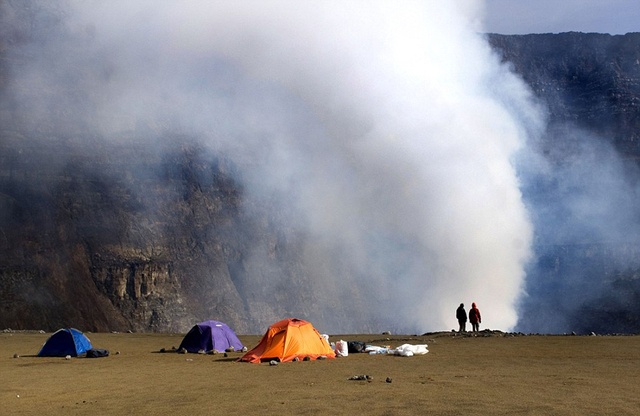 科学家冒死深入非洲火山口 拍摄熔岩湖震撼景象