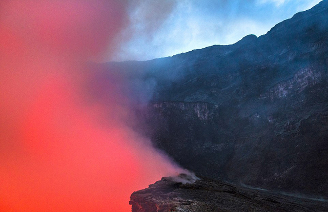 科学家冒死深入非洲火山口 拍摄熔岩湖震撼景象