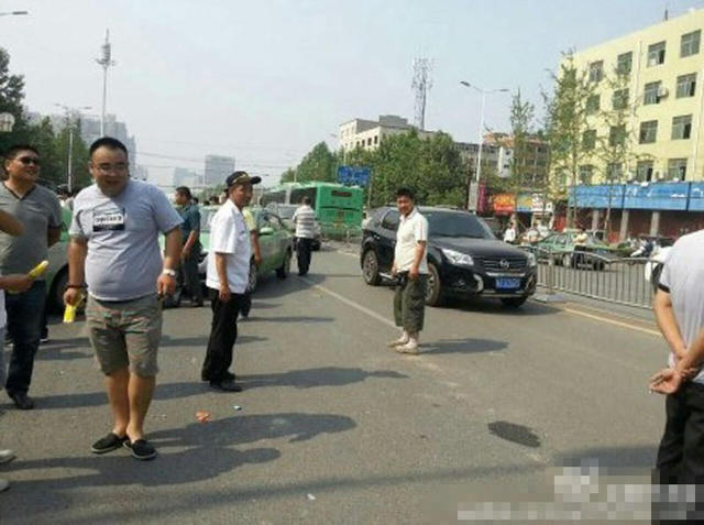 郑州一辆专车被百名出租车司机围堵砸车