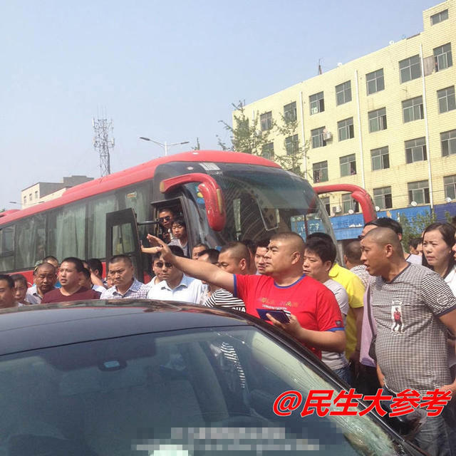鄭州一輛專車被百名計程車司機圍堵砸車