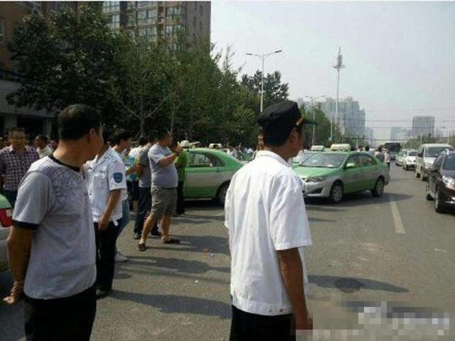 郑州一辆专车被百名出租车司机围堵砸车