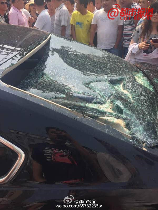 鄭州一輛專車被百名計程車司機圍堵砸車