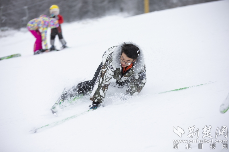 冰清美如画 滑雪神农架 湖北百家校媒聚焦“华中屋脊”