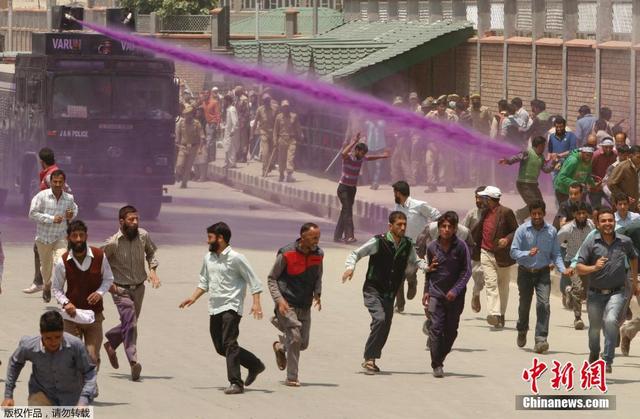 印度公務員示威 遭警方水槍警棍驅散