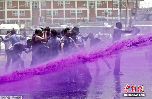 印度公務員示威 遭警方水槍警棍驅散