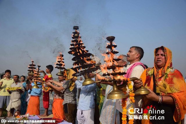 印度教信徒恒河中沐浴祷告 庆祝十胜节