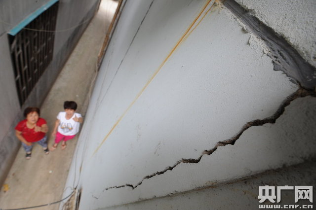 合肥一小区阳台集体下沉 住户用铁柱支撑