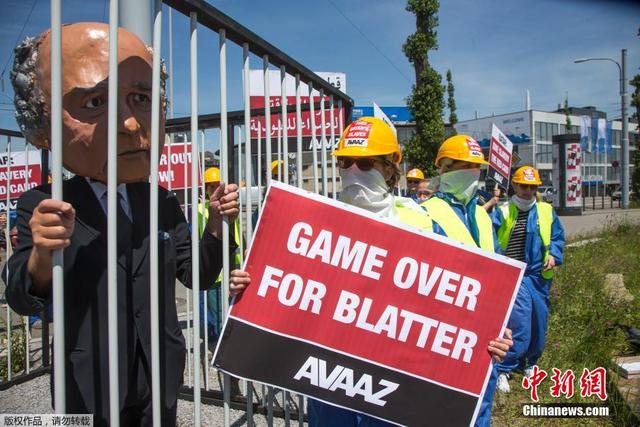 示威者国际足联大会外假扮布拉特抗议 要求其辞职