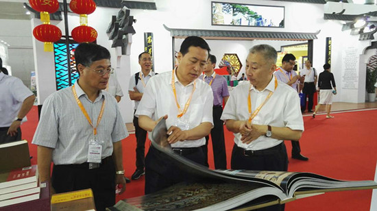 孙守刚到第24届北京国际图书博览会山东展馆巡馆_fororder_3acf72aaff1c79bec149b90c8b5af551_副本