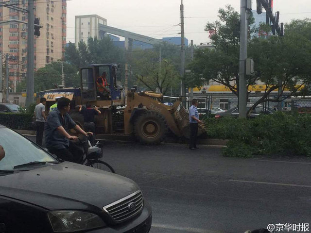 北京一铲车被有轨电车导电杆戳中 司机死亡