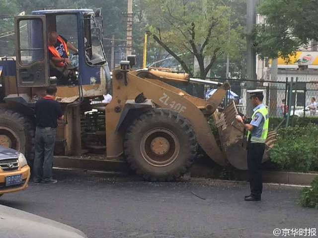 北京一铲车被有轨电车导电杆戳中 司机死亡