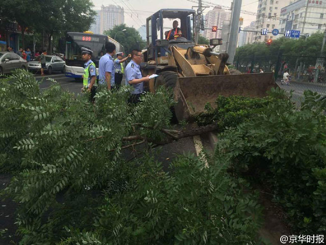 北京一鏟車被有軌電車導電桿戳中 司機死亡