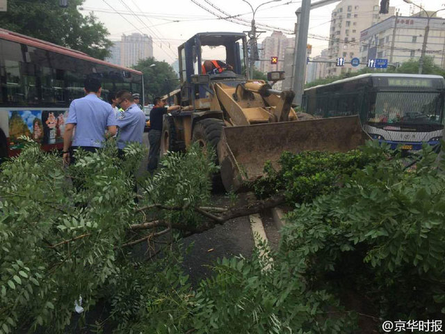 北京一鏟車被有軌電車導電桿戳中 司機死亡