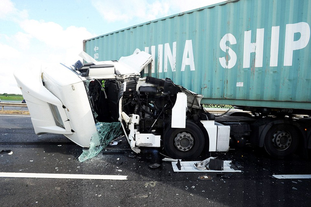 中國海運卡車在英與另一卡車相撞 20名司機圍觀拍照被罰款