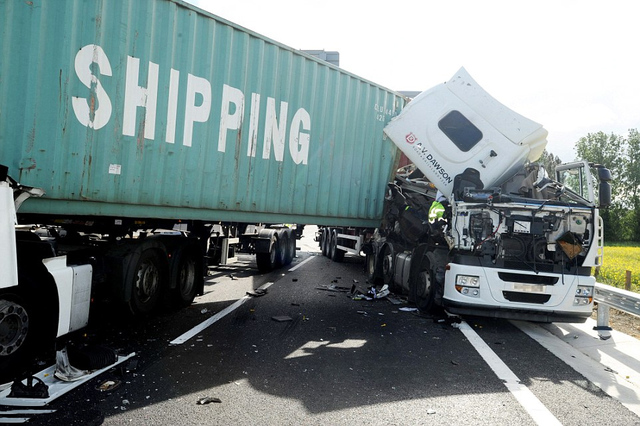 中国海运卡车在英与另一卡车相撞 20名司机围观拍照被罚款
