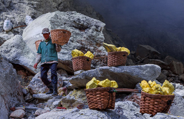 印尼礦工火山口採硫磺 毒氣肆虐隨時有生命危險