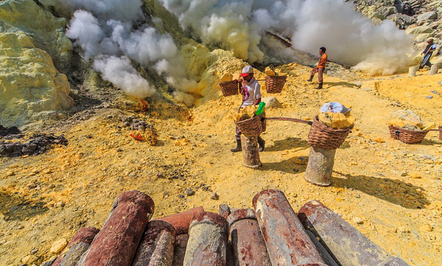 印尼礦工火山口採硫磺 毒氣肆虐隨時有生命危險