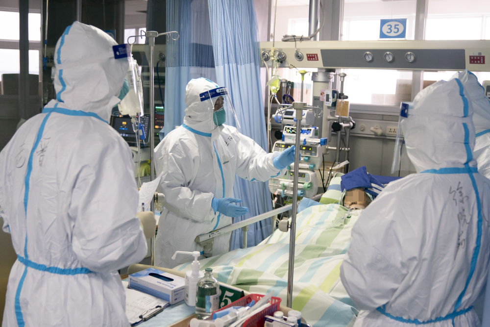 1月24日,武汉大学中南医院重症隔离病房的医护人员对患者进行治疗