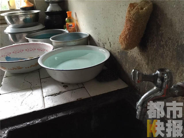 西安市民家里马桶水回流自来水管 物业：自行处理