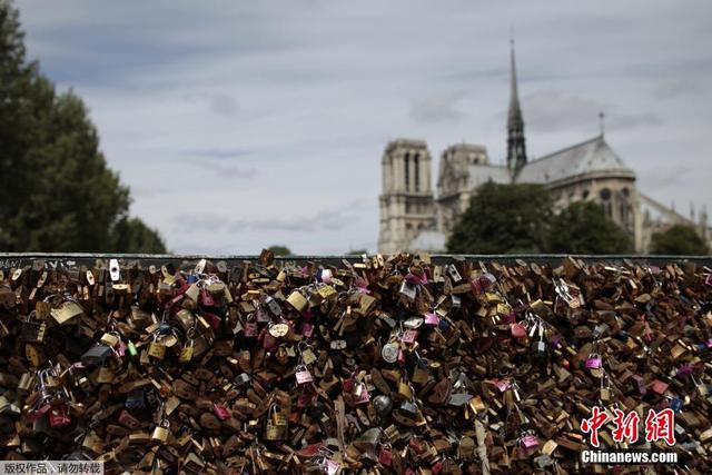 法国巴黎艺术桥挂满爱情锁