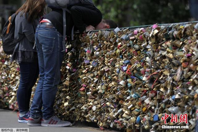 法国巴黎艺术桥挂满爱情锁
