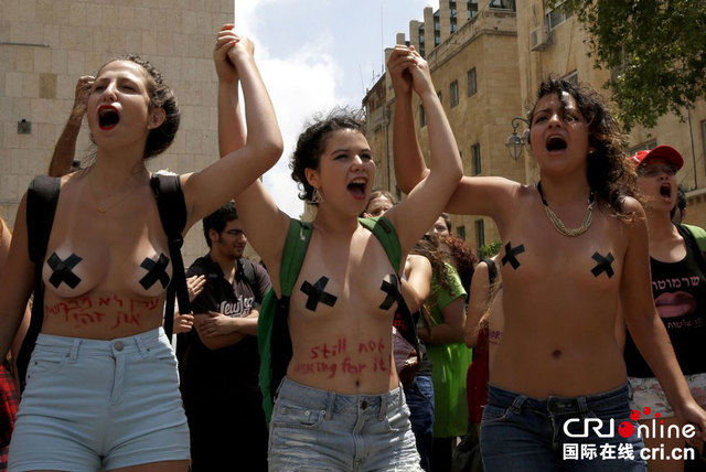 以色列妇女裸上身抗议性暴力