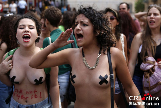 以色列妇女裸上身抗议性暴力