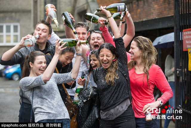 英國劍橋大學學生互潑香檳慶期末考試結束