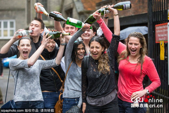 英国剑桥大学学生互泼香槟庆期末考试结束