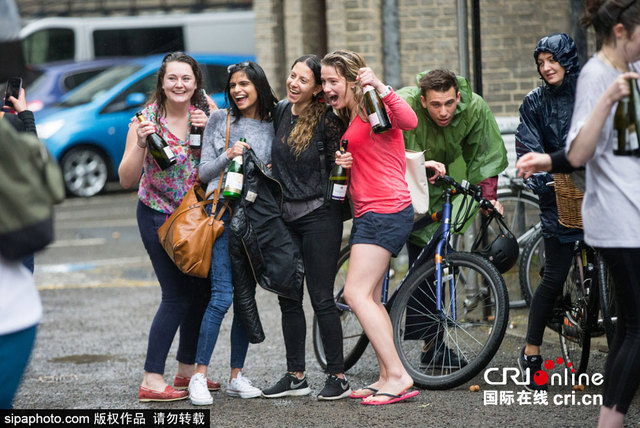 英国剑桥大学学生互泼香槟庆期末考试结束