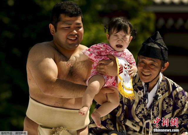 日本嬰兒啼哭大賽 相撲選手“狠心”弄哭幼童