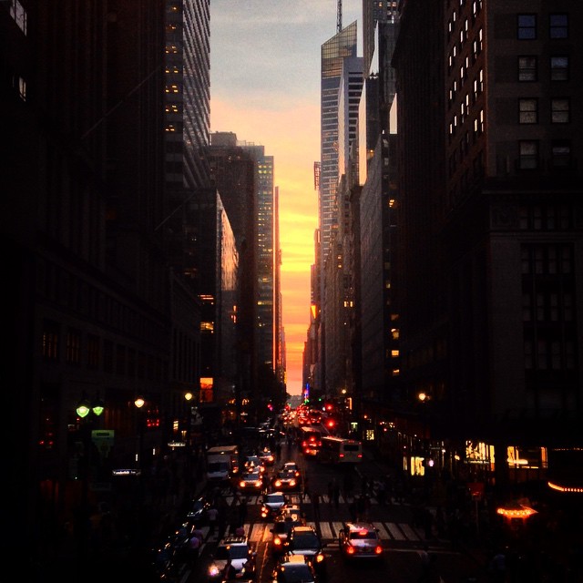 紐約陰天仍現"曼哈頓懸日" 引路人圍觀