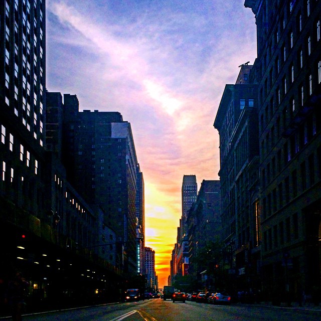 紐約陰天仍現"曼哈頓懸日" 引路人圍觀