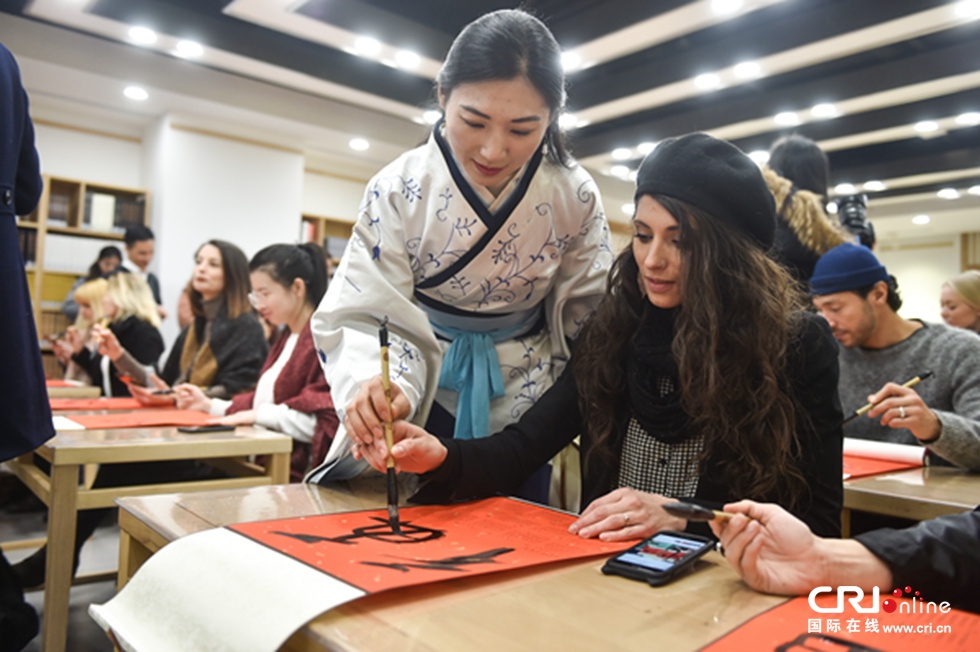 图片默认标题_fororder_2019年1月3日下午，南京市，法语原版音乐剧《摇滚莫扎特》团队来到建邺书房，写“福”字，体验古琴及茶道，感受中国传统文化的魅力。 作者：邵丹 江苏省南京市新华传媒广场视觉中心 (2)