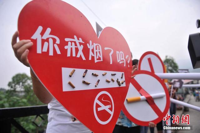 重庆一景区工作人员灭游客手中烟迎世界无烟日