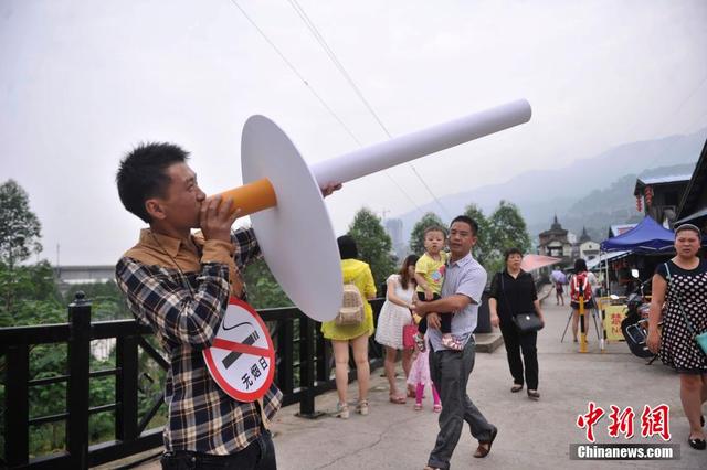 重庆一景区工作人员灭游客手中烟迎世界无烟日