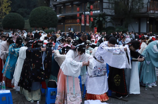 樂山舉行首屆漢服文化節