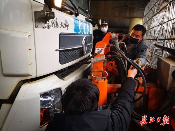 武汉开发区城管队员24小时待命 每小时给道路桥梁量一次“体温”