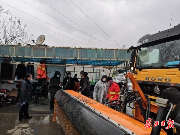 武漢開發區城管隊員24小時待命 每小時給道路橋梁量一次“體溫”