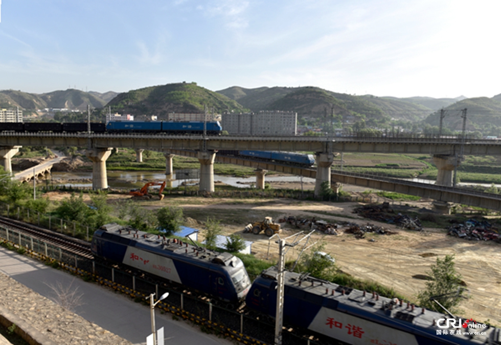 图片默认标题_fororder_枢纽【组照之1共4】--东西南北通。  陕西绥德李宏泽摄于绥德铁路站附近五里店手机13084825599